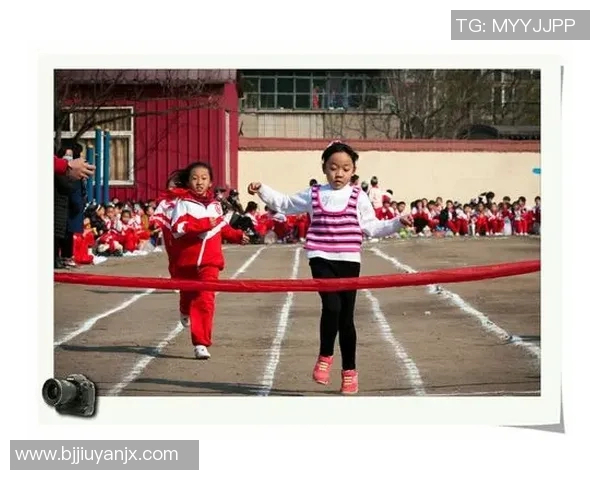 索菲亚与足球明星亲密合影展现青春活力与运动魅力的精彩瞬间
