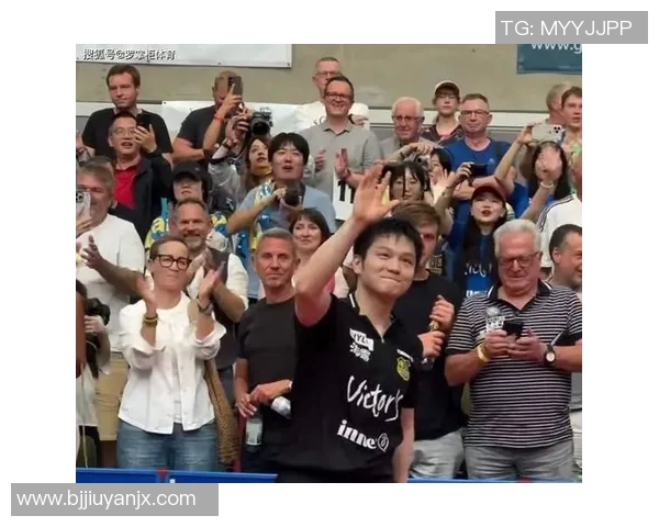 出警时意外邂逅足球明星视频引发热议球迷纷纷点赞